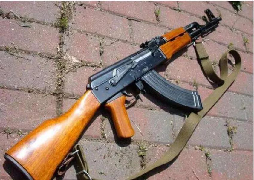 “装备控”周鸿祎和AK47干上了！