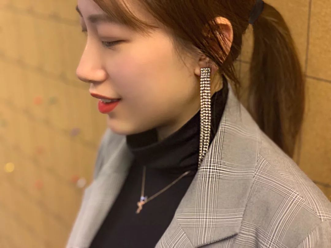 编辑实测：带大耳环耳朵疼不疼？