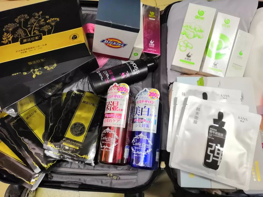 嘿！同学，你的行李箱怎么这么沉？装了啥？