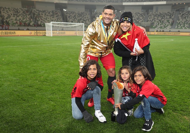 胡尔克祝福颜骏凌,胡尔克举起颜骏凌球衣