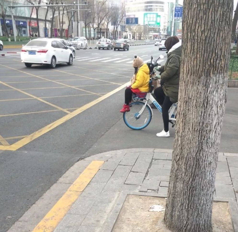 小蓝、小橙，你咋变成小黑了？网友：骑出去你也不嫌鬊！