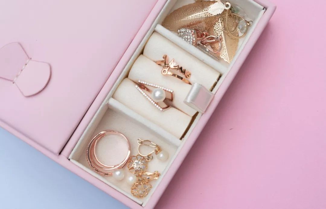 比起项链、耳环、戒指，女孩子更需要这个礼物|智黑智选