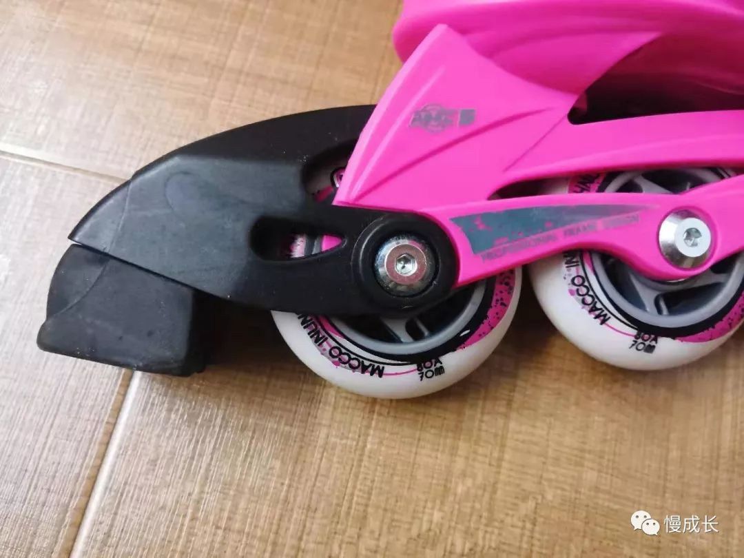 小孩学轮滑有什么好处,孩子学轮滑的好处