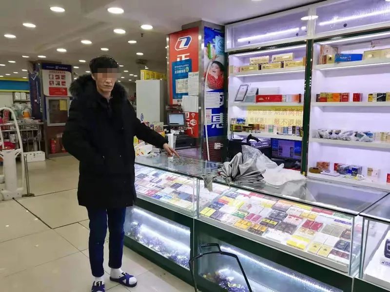 拿着别人的卡偷偷消费,买卡卖卡被抓