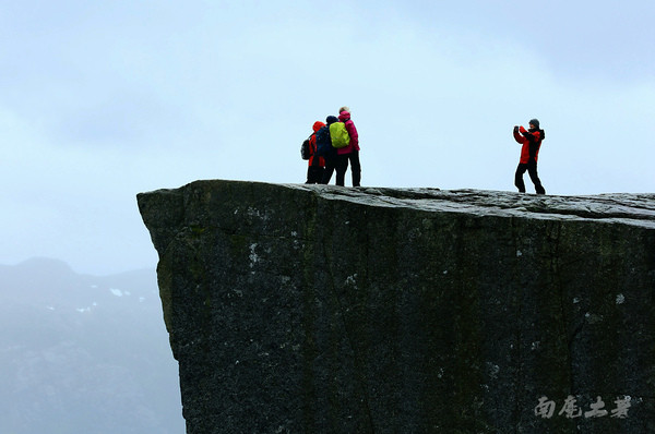 你敢站在悬崖边拍视频吗,你敢站在房顶边缘吗