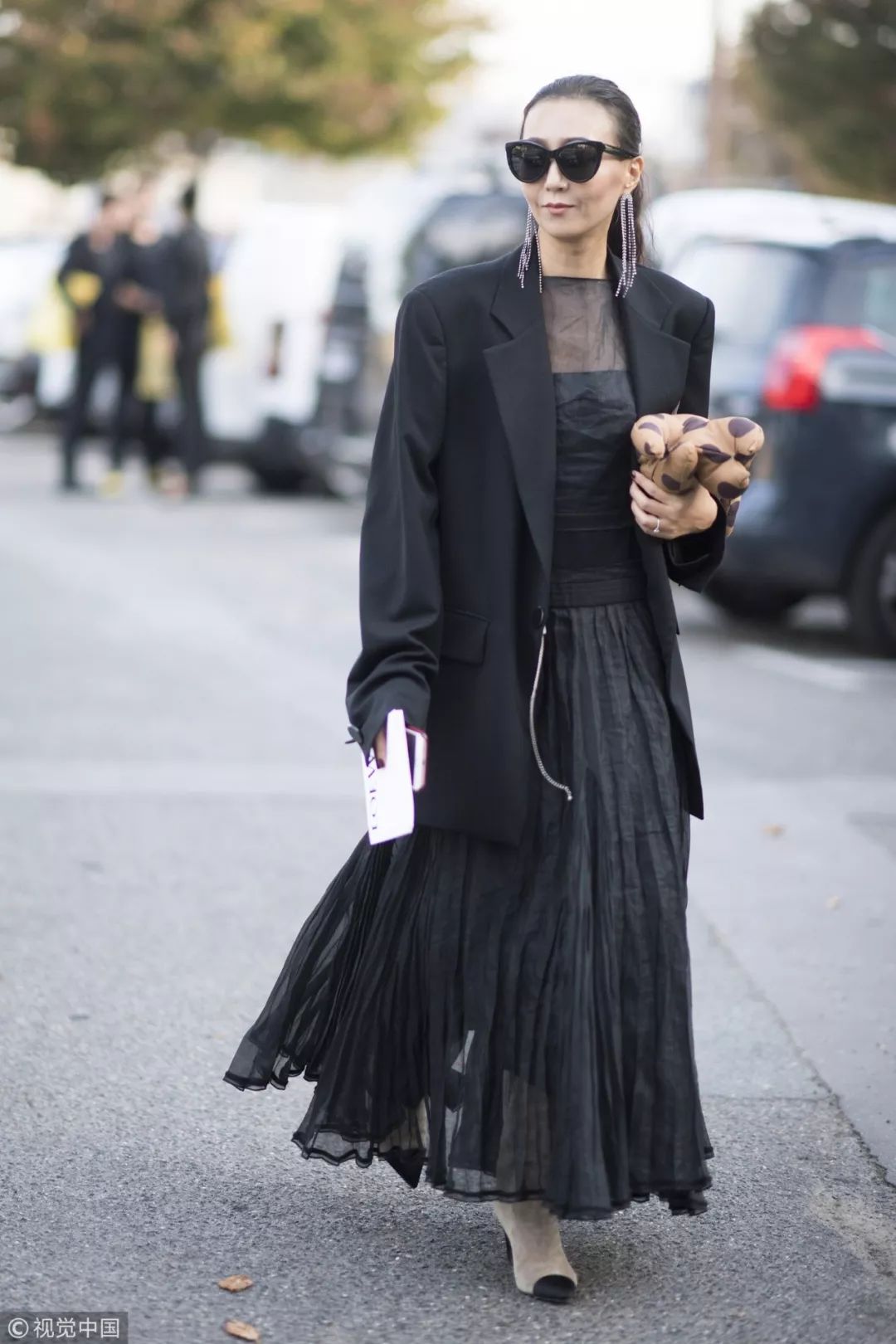 长百褶裙配黑色西装,百褶裙配西装领马甲