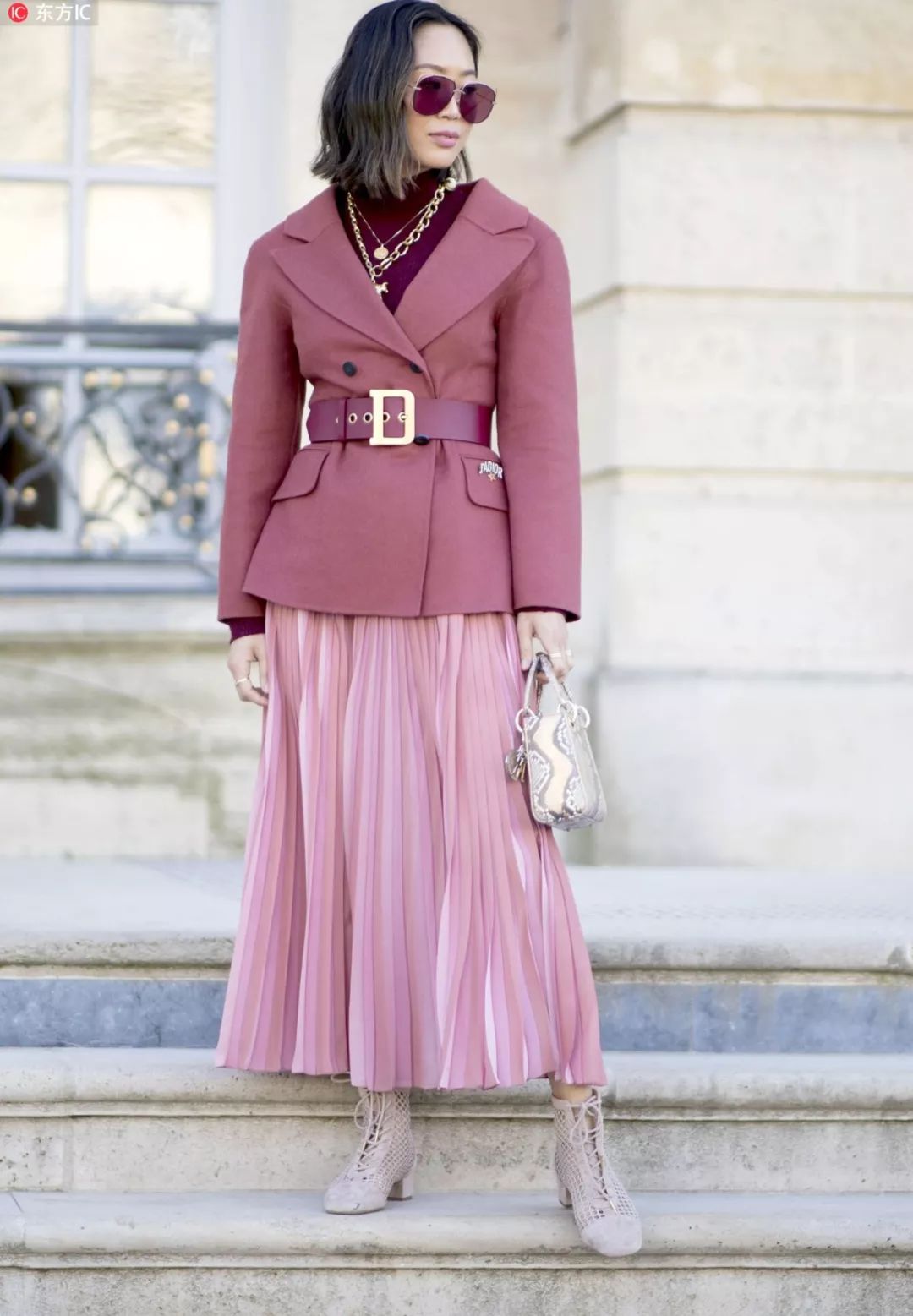 长百褶裙配黑色西装,百褶裙配西装领马甲