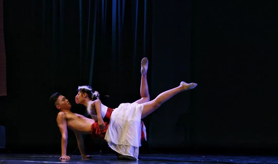 帅气小哥哥和美丽的小姐姐,八块腹肌的帅气小哥哥小姐姐