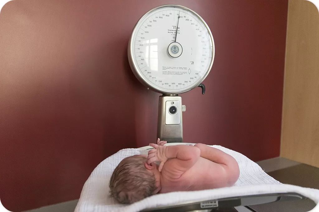 宝妈注意关于新生儿护理的三件事,新生儿常见病症新妈咪遇到别惊慌