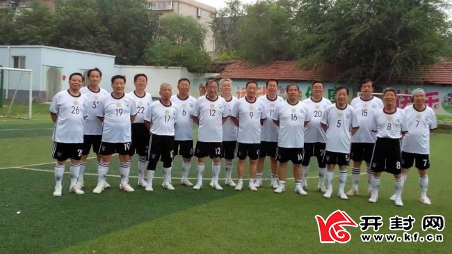 他们“带球如飞”奔跑在足球场