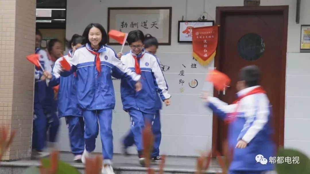 致敬祖国快闪的视频,最感人成都快闪我和我的祖国