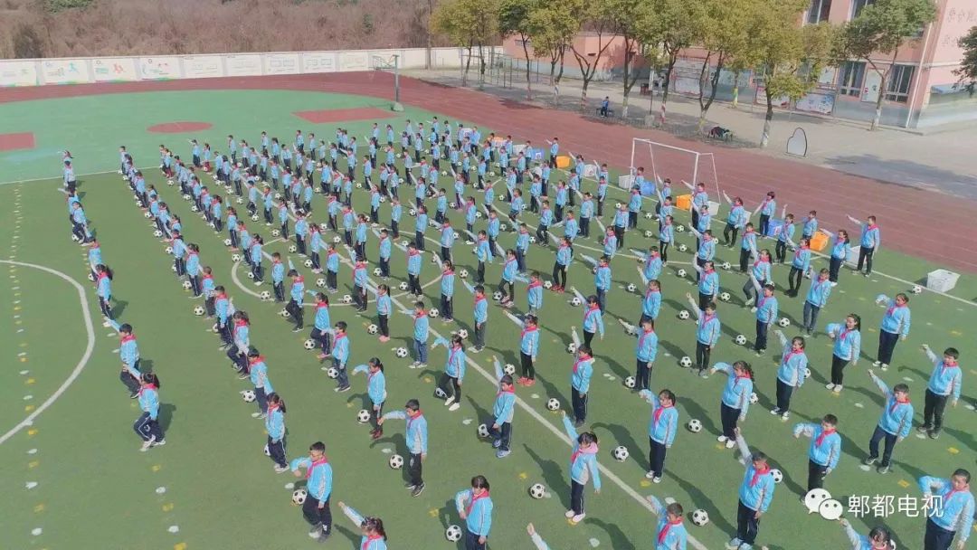 致敬祖国快闪的视频,最感人成都快闪我和我的祖国