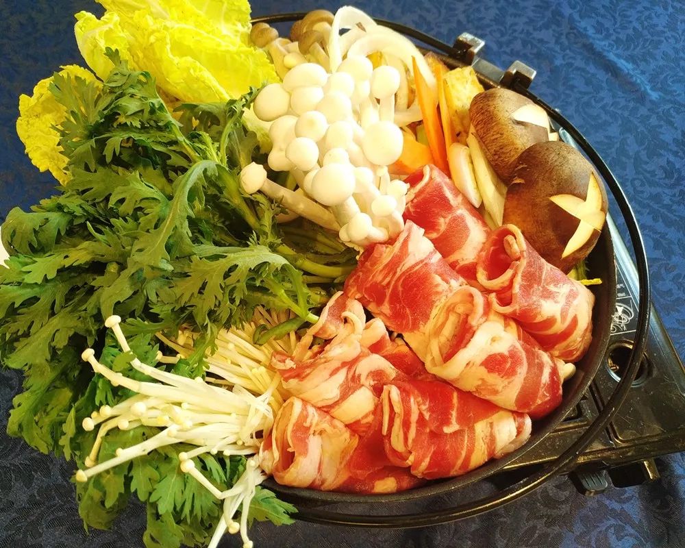 哈尔滨独家私藏の日料，99元抢原价288元套餐，挪威三文鱼刺身厚切+肥牛寿喜锅+日式照烧鸡+金枪鱼沙拉+甜蜜加州卷…