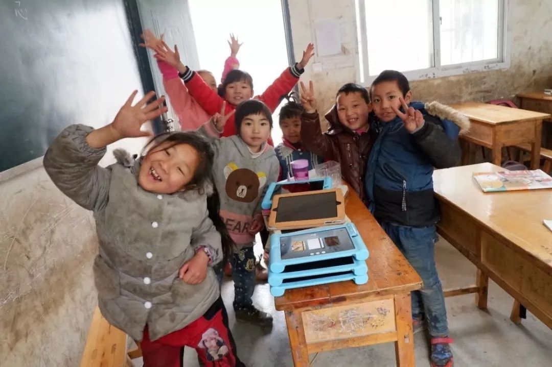 隔壁桌的女同事去了一趟凯德龙之梦虹口，居然带回来一部新手机？！