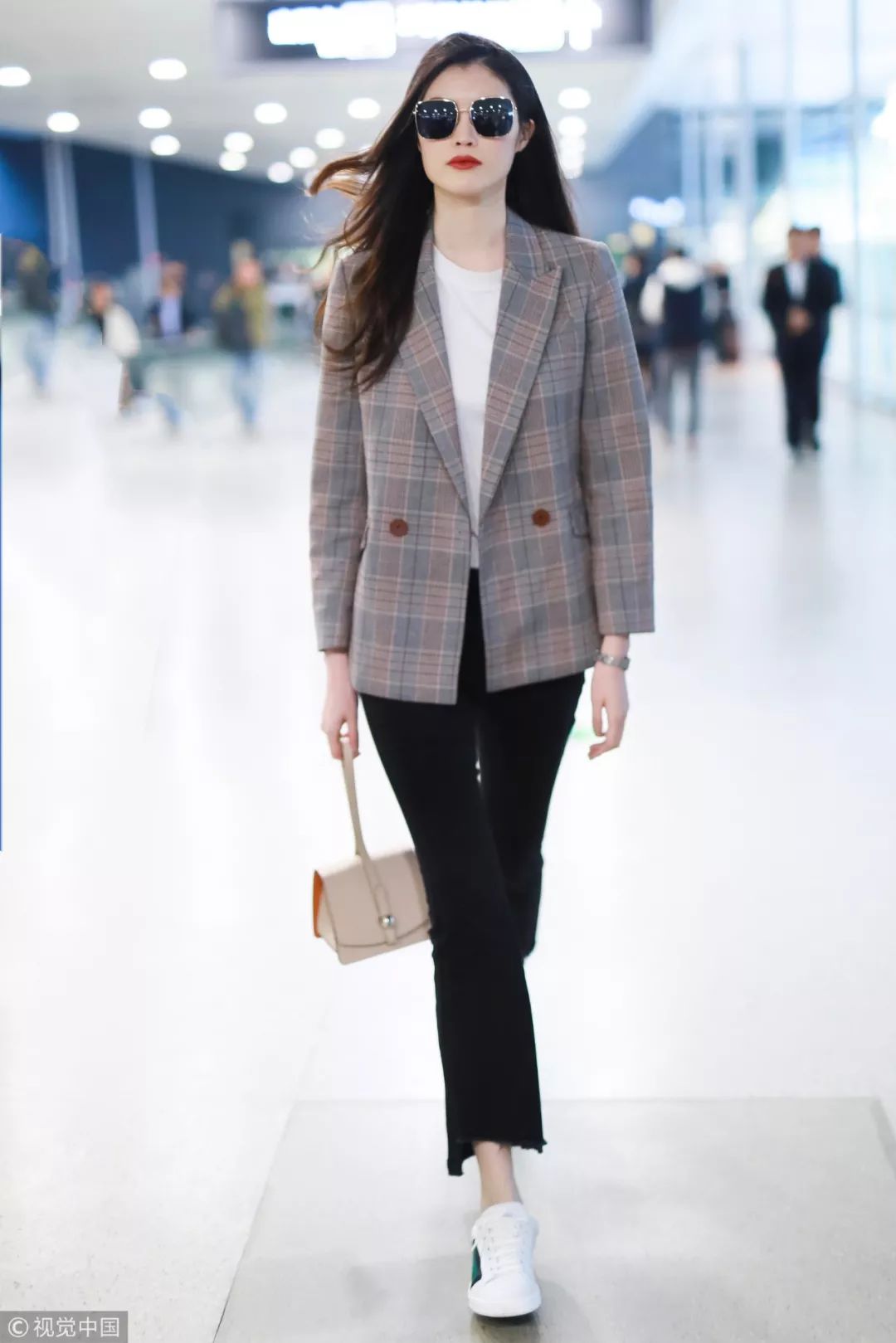 机场街拍谁赢?懂旧衣新穿的才是时髦精