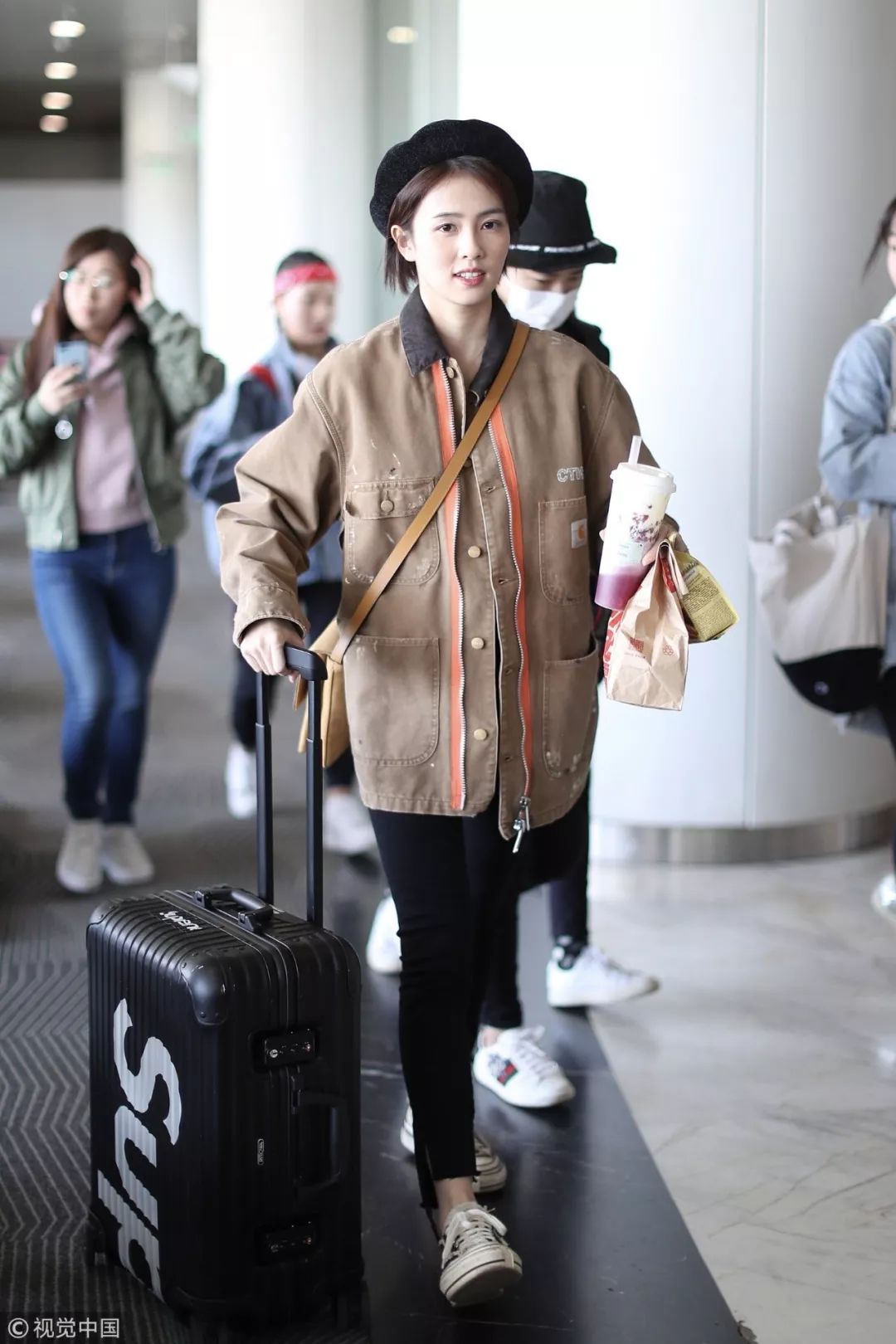 最新时尚穿搭街拍,换季不吃土旧衣穿出新时髦感