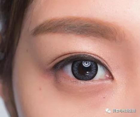 温柔又元气的杏粉色妆容,粉色系光泽感妆容