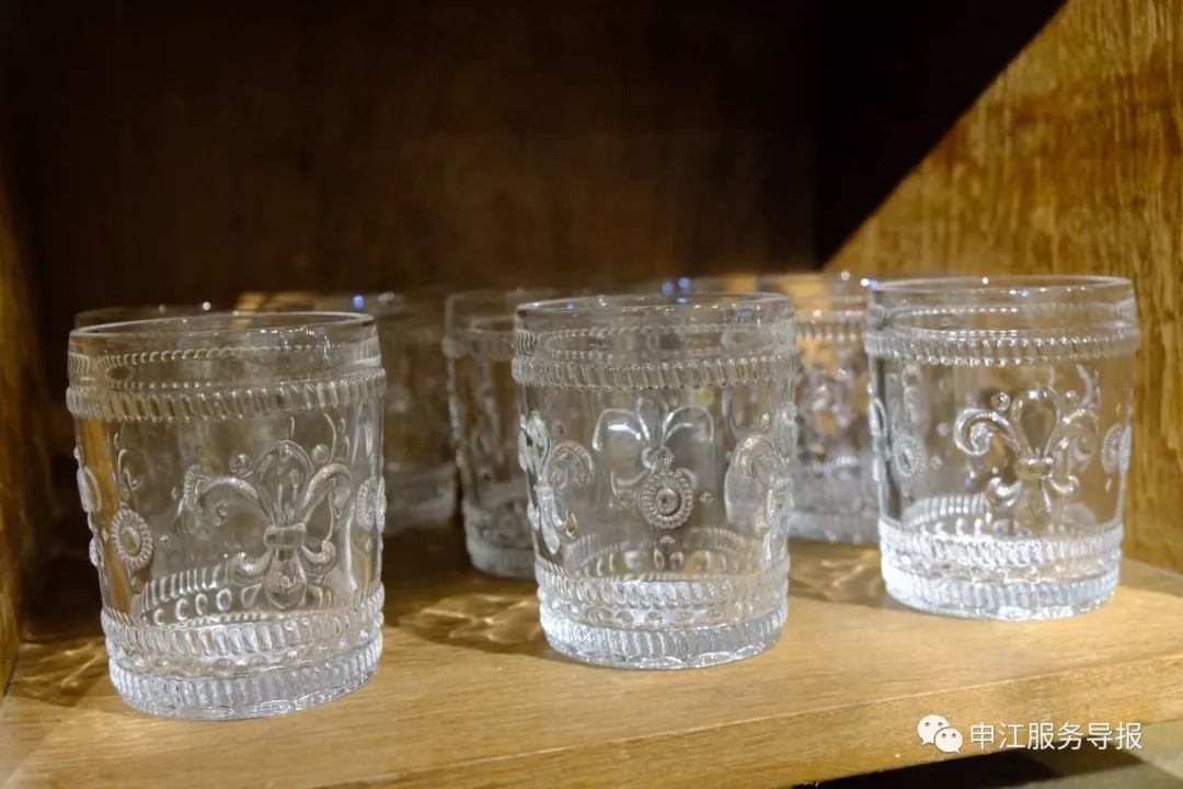 非常隐蔽的秘密基地藏在地板下,神秘的仓库到底隐藏着什么秘密