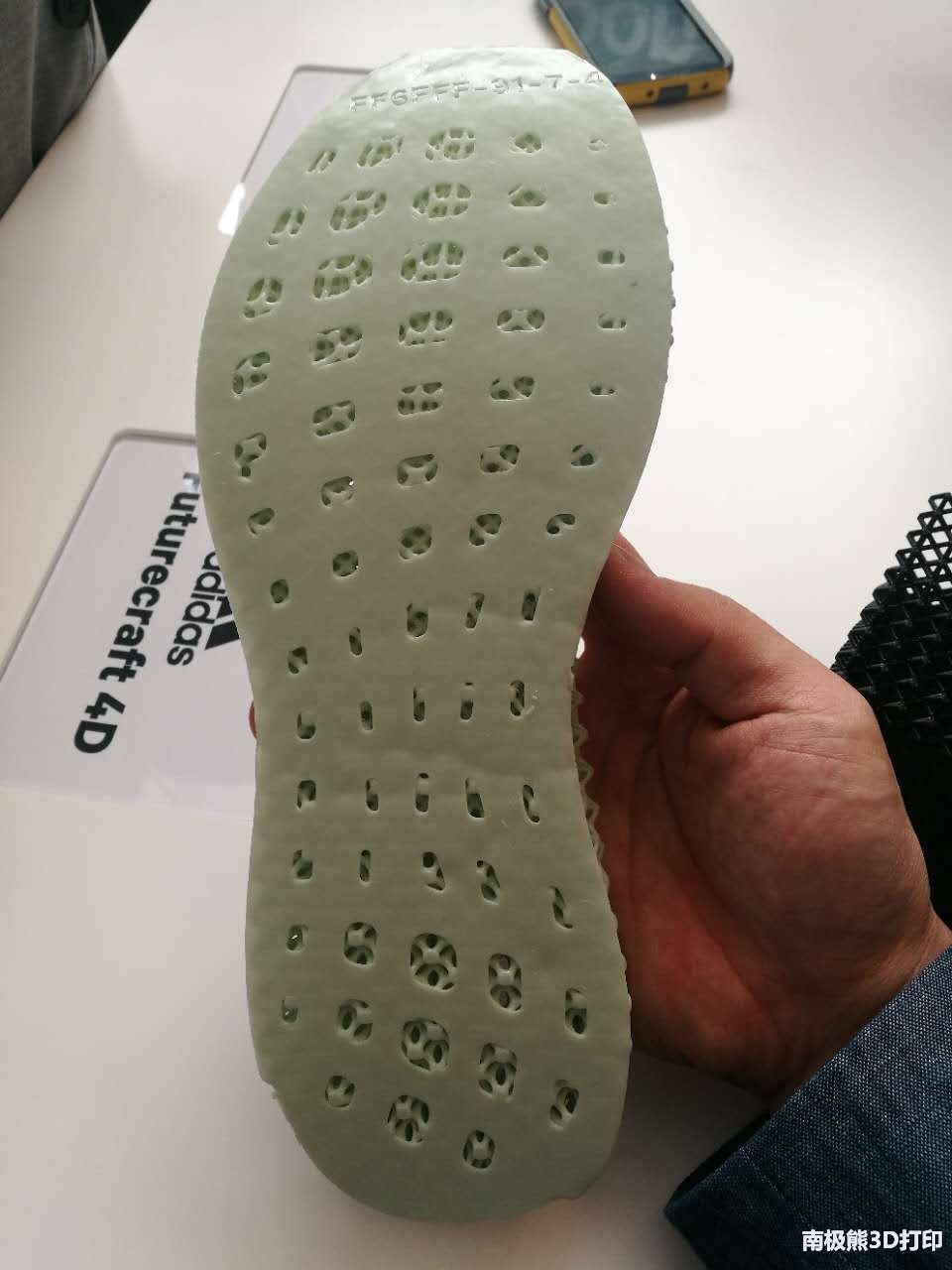 阿迪达斯最新3d打印跑鞋,阿迪达斯3d打印鞋