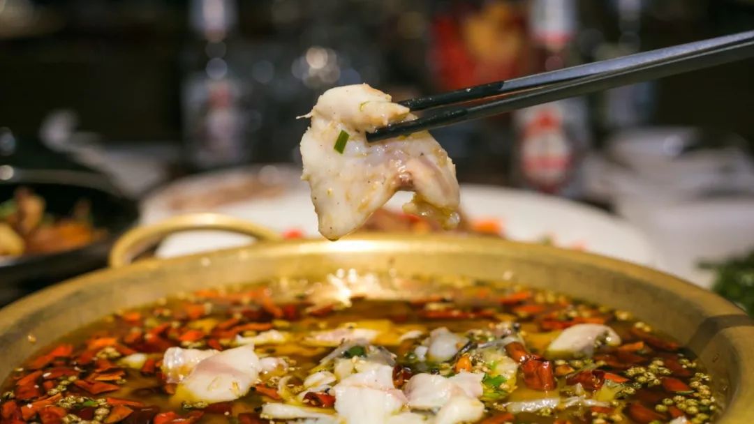 4折从四川吃到广东！我左手拿麦，右手啤酒，在这个“千面餐厅”里嗨到凌晨？