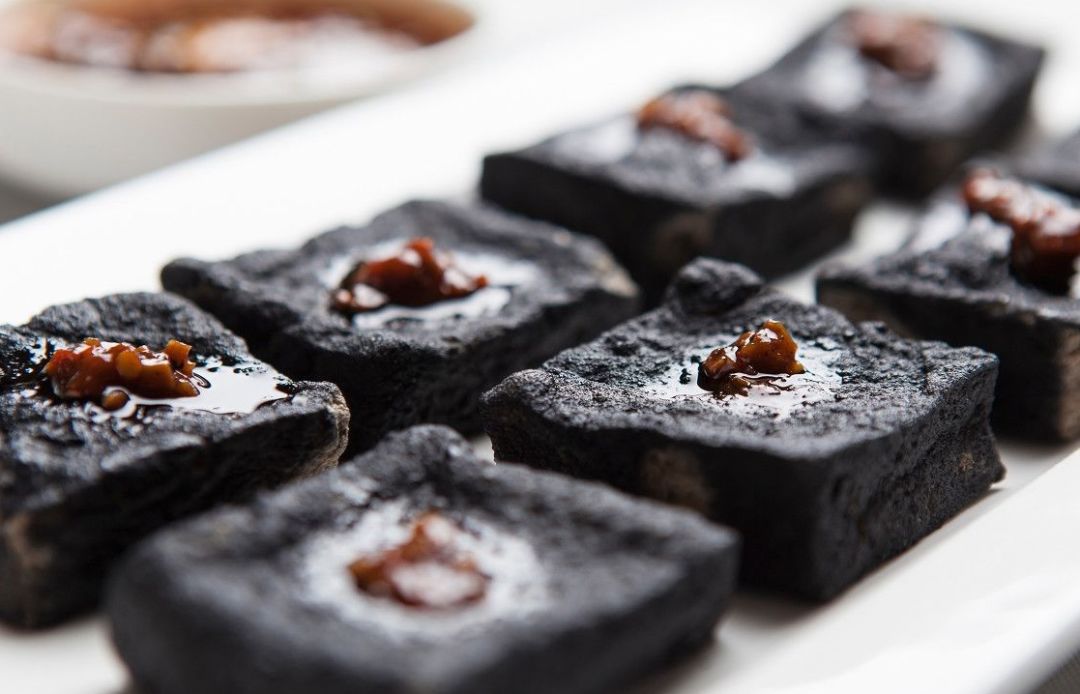 猫闻螺蛳粉后疯狂刨地,螺蛳粉猫闻了为什么埋屎