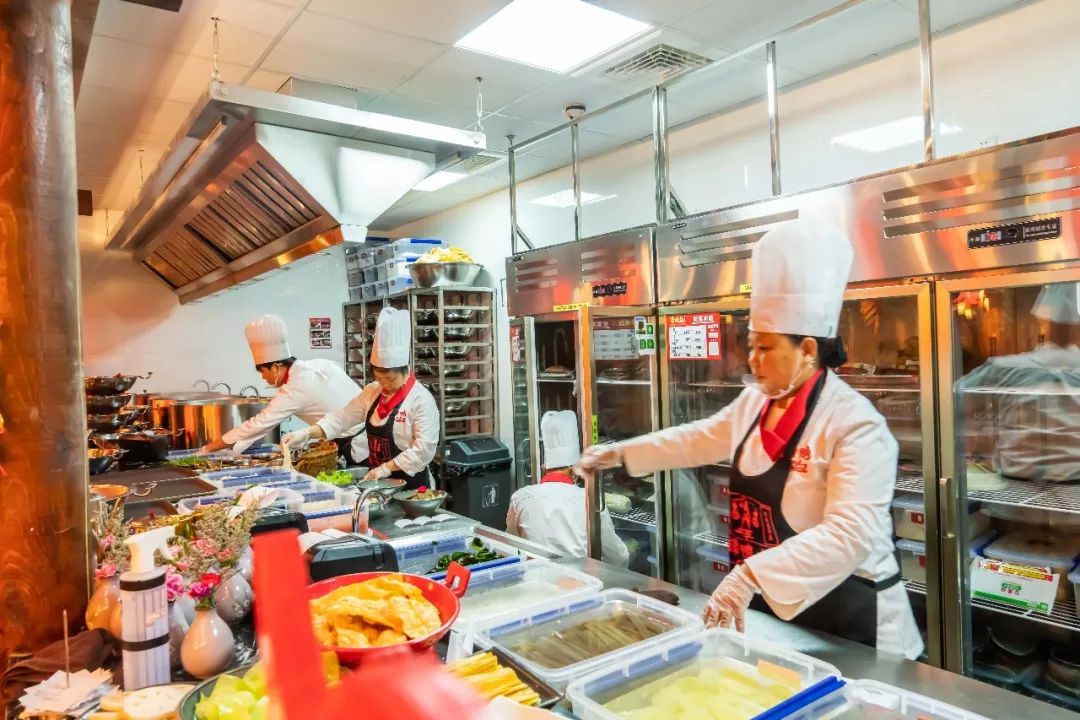 谭鸭血24小时营业,日均排队3h的谭鸭血来宁波了