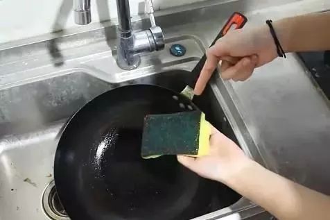 锅烧糊了不用钢丝球,锅烧糊了用什么能洗掉