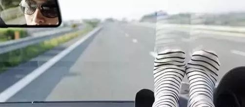 坐副驾把脚翘前档风玻璃,她前额都被膝盖戳没了!血的教训!