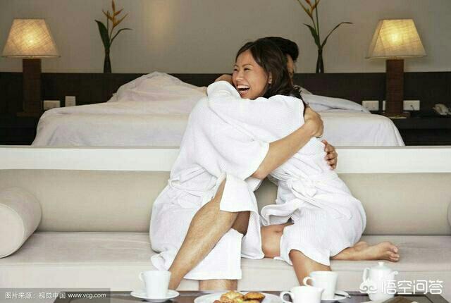 中年妇女被小鲜肉骗了几百万,30岁女子跟50岁男子接吻正常吗