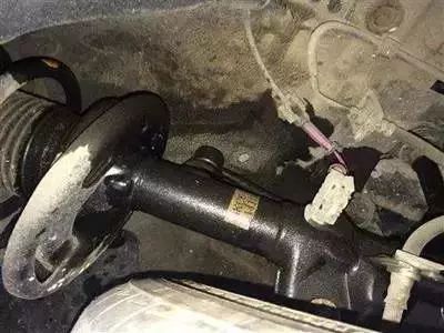 车一颠簸减震吱吱响,车一震动就滴滴响声