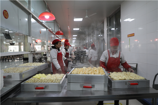 万人“超级中学”,所有食堂做到安全*级A**,河北精英中学怎么做到的?