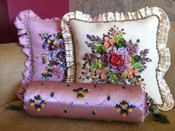 抱枕买个纯色的就够，这样缝几针，要多美有多美！