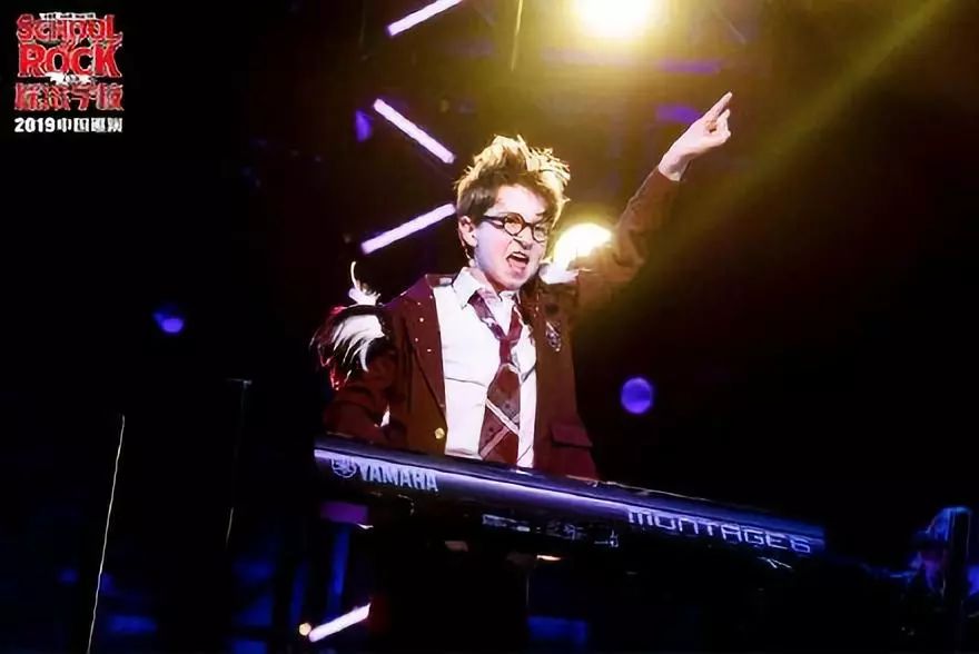 百老汇是舞台剧还是音乐剧,百老汇摇滚音乐剧近乎正常