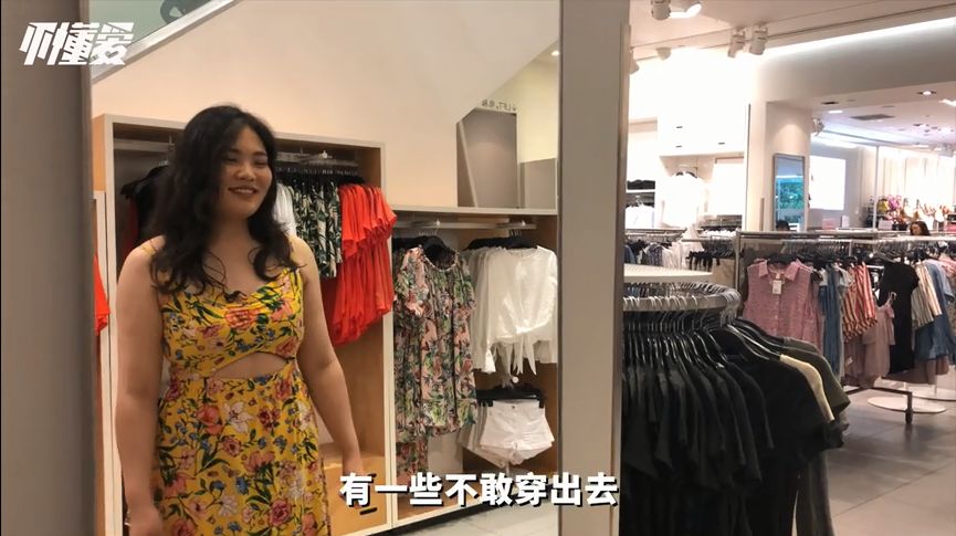 那些藏起乳房的女孩