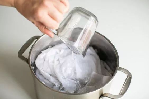 衣服发黄用什么漂白剂比较好,用漂白剂把白色衣服漂黄了怎么办