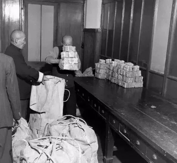 民国恶性通胀老照片,民国上海通货膨胀照片