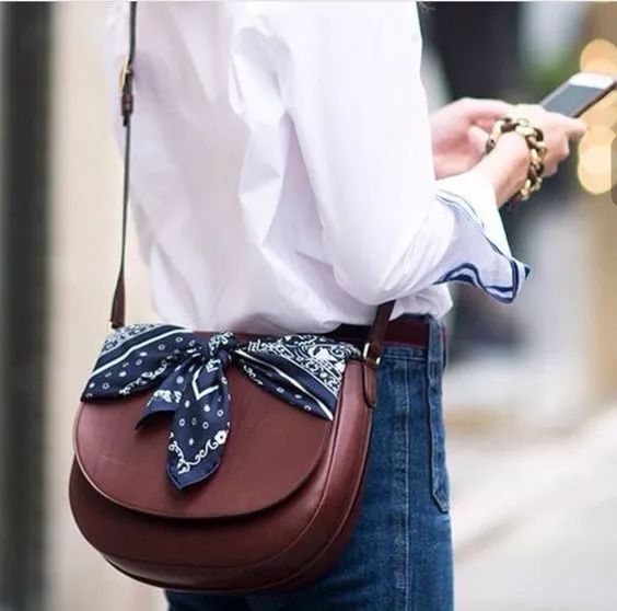 春天方丝巾怎么系好看,丝巾这样系简单时尚又清爽