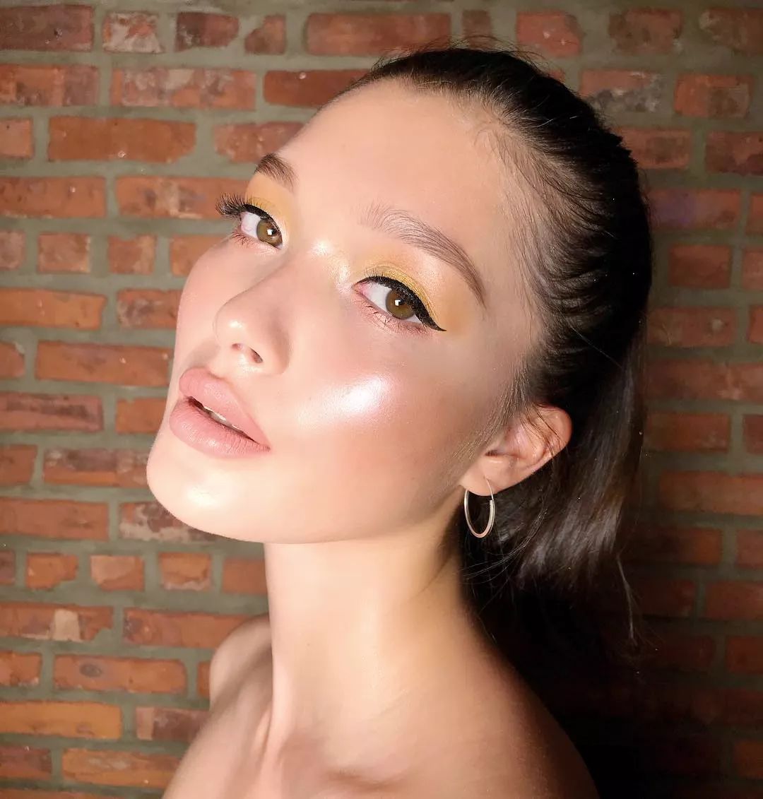 尖叫美妆|高光让人精神、精致、精力充沛，而且能照亮方圆几里