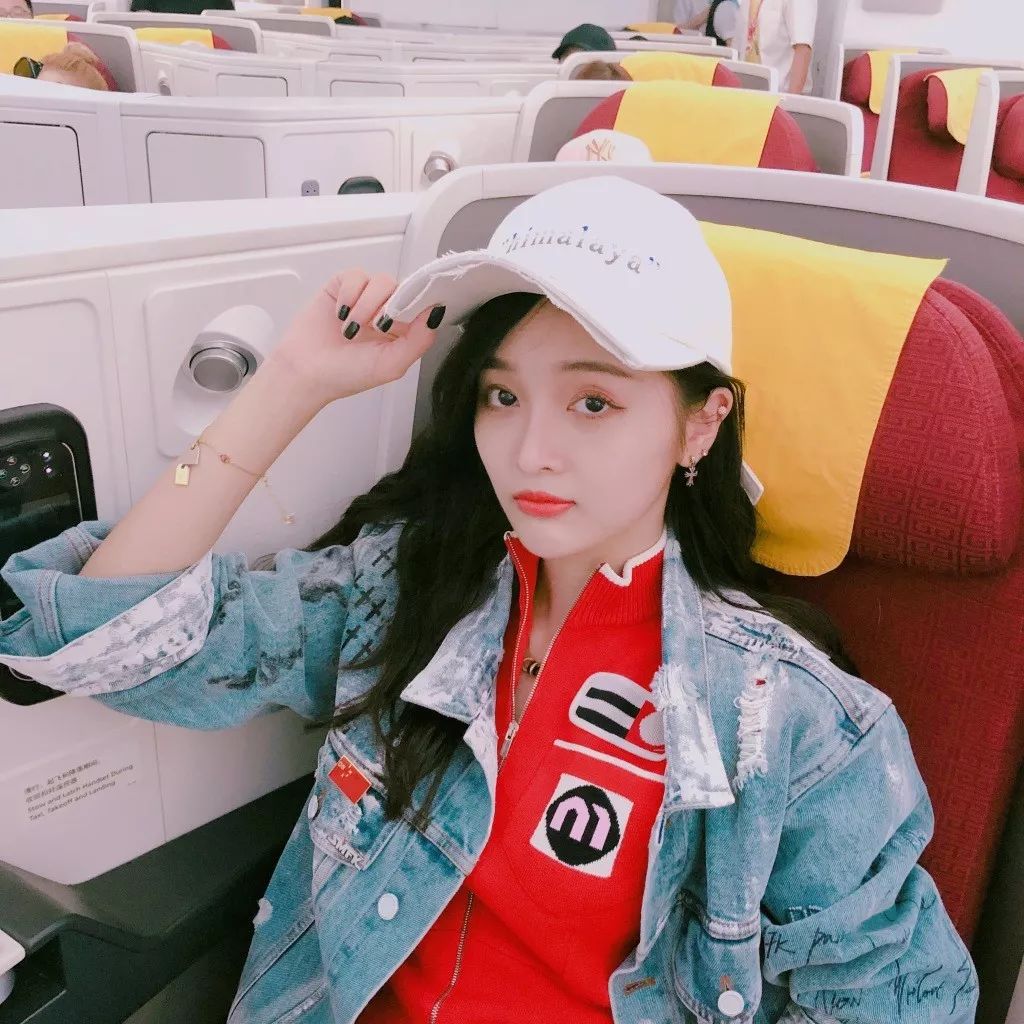 吴宣仪穿深v长裙,吴宣仪深v长裙