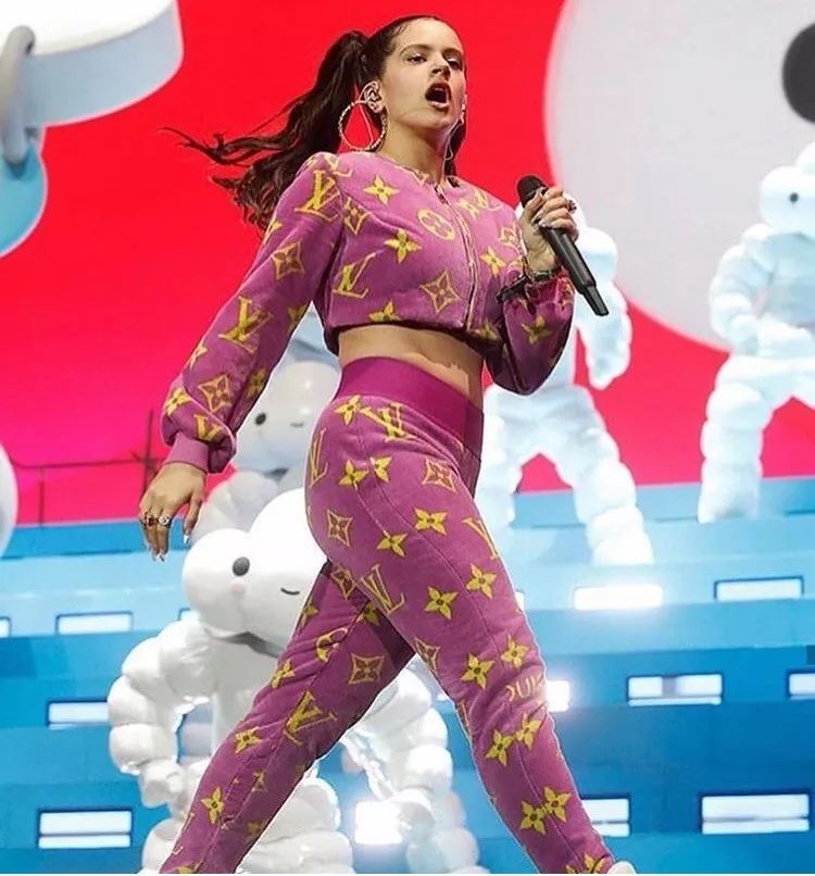 买假名牌的女孩,买假货的女生