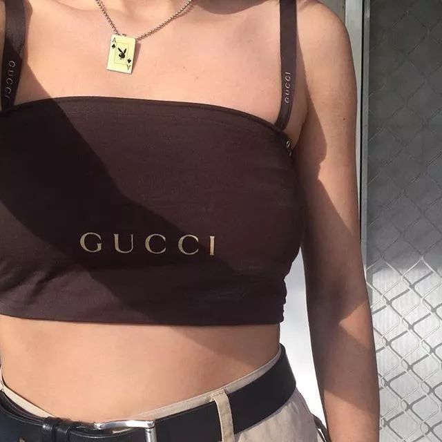 买假名牌的女孩,买假货的女生