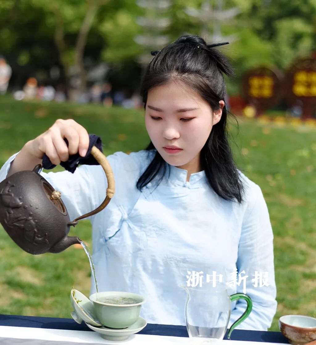 来杯谷雨茶？爱喝茶的小姐姐颜值都不低哟！
