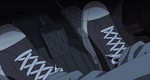 开车穿什么鞋子,开车不能穿什么鞋子