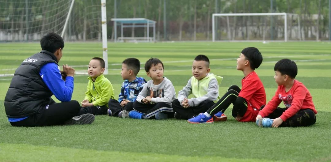 生日会的热闹没赶上？还有好戏！根伟送签名足球啦，来留言吧！