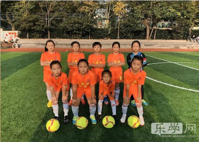 八大峡小学落实体育2+X项目海式少年绿荫驰骋