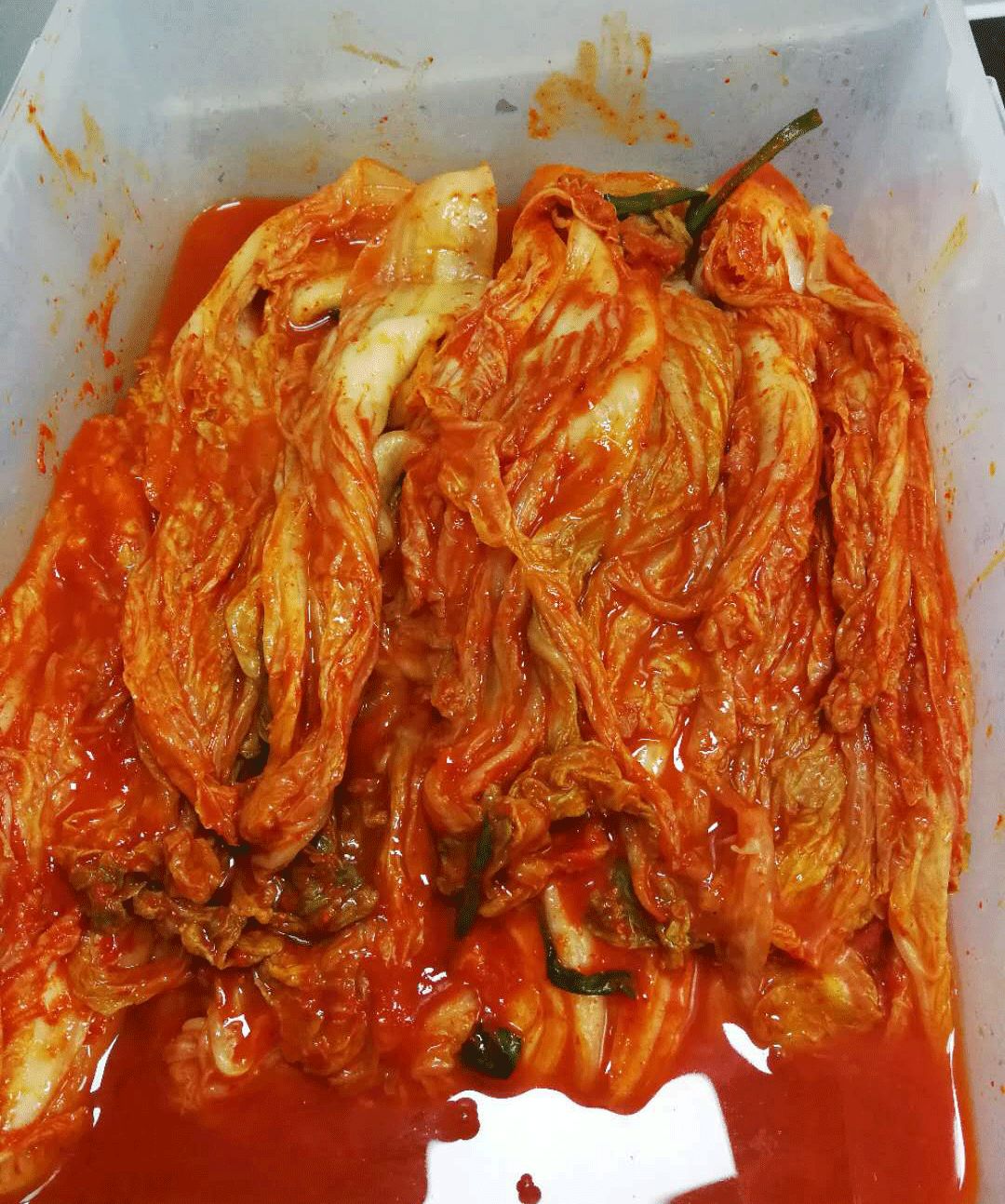 她连续三年，走遍大半个韩国学习传统泡菜，改良后的泡菜，要排单一个星期以上才能买到！