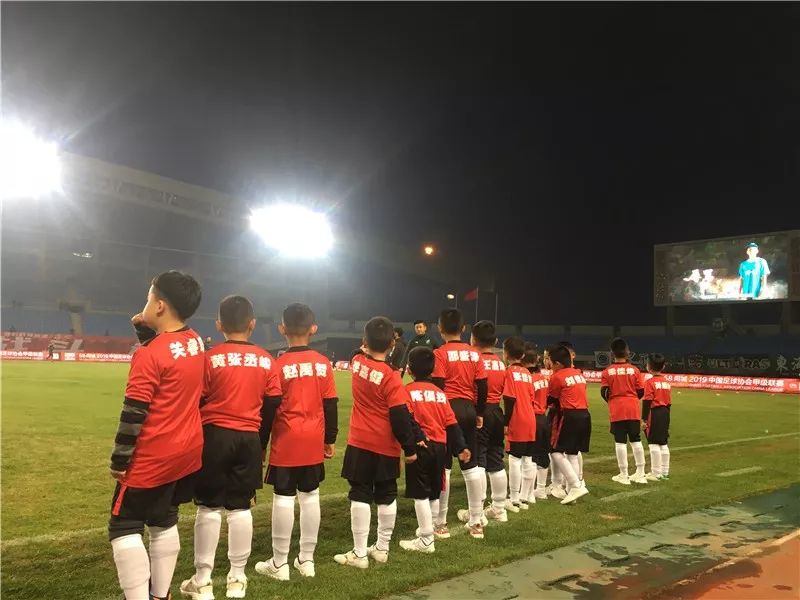 球员牵手球童,牵手球童名场面