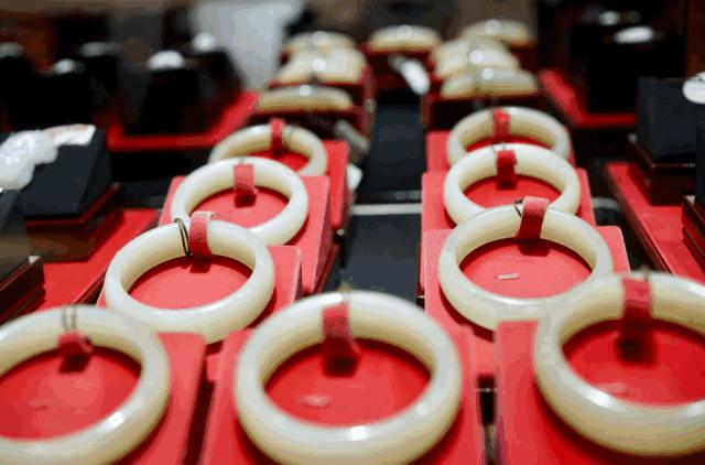 【双节钜惠】昌吉500个和田玉挂件免费送！和田玉低至三折起，进店即有好礼相赠！