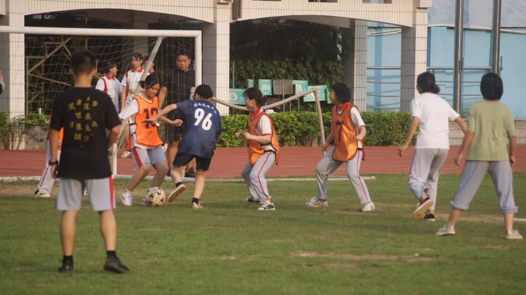【活力邓中】夕阳西下，绿茵球场赛青春——记高一（6）班足球赛