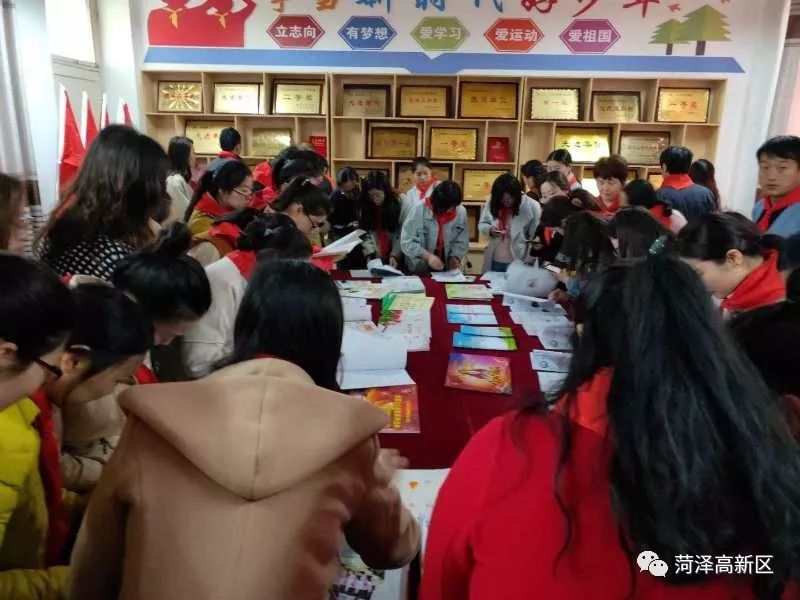 菏泽高新区举行全区中小学少先队标志礼仪互检互学互促活动